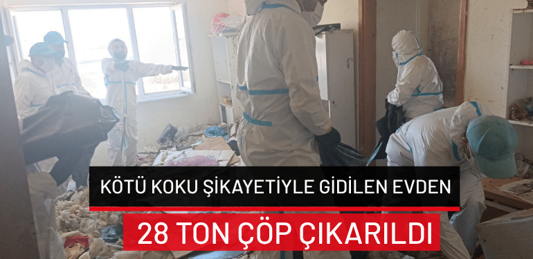 Bursa’da kötü koku şikayetiyle gidilen evden 28 ton çöp çıkarıldı