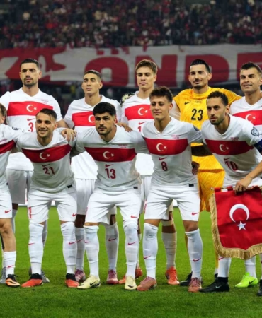A MİLLİ FUTBOL TAKIMI'NIN, ULUSLAR LİGİ MACERASI BAŞLIYOR İLK KEZ ULUSLAR A LİGİ'NDE MÜCADELE EDECEK MİLLİLERİN, A LİGİ'NDEKİ İLK RAKİBİ FRANSA FRANSA İLE 7. RANDEVU AY-YILDIZLILARIN 655. KARŞILAŞMASI VİNCENZO MONTELLA'NIN 37. MAÇI ZİDANE'NIN İLK MAÇI MİLLİLERE KARŞI FELİX ZWAYER DÜDÜK ÇALACAK