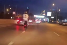 BURSA'DA PLAKASIZ MOTOSİKLET SÜRÜCÜSÜNÜN TEHLİKELİ HAREKETİ KAMERADA