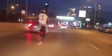BURSA'DA PLAKASIZ MOTOSİKLET SÜRÜCÜSÜNÜN TEHLİKELİ HAREKETİ KAMERADA