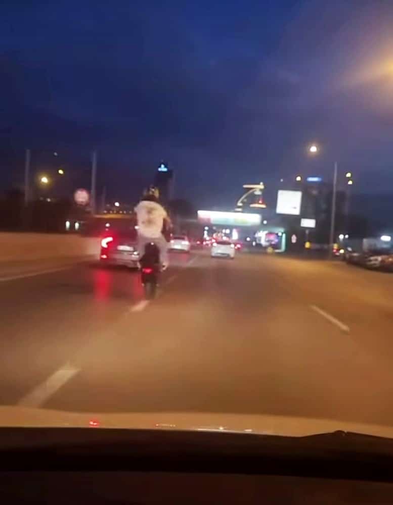 BURSA'DA PLAKASIZ MOTOSİKLET SÜRÜCÜSÜNÜN TEHLİKELİ HAREKETİ KAMERADA