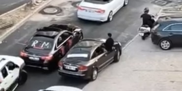 BURSA'DA DÜĞÜN KONVOYU YOLU TRAFİĞE KAPATTI