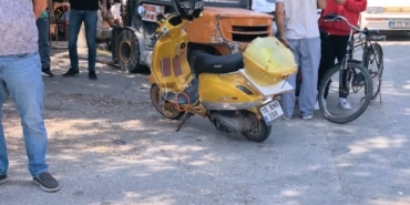 İKİ OTOMOBİL İLE ÇARPIŞAN MOTOSİKLET SÜRÜCÜSÜ YARALANDI