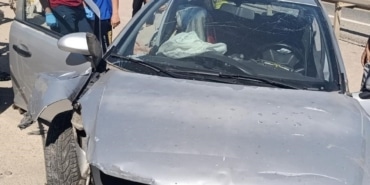 OTOMOBİL BARİYERLERE OK GİBİ SAPLANDI: O ANLAR KAMERADA