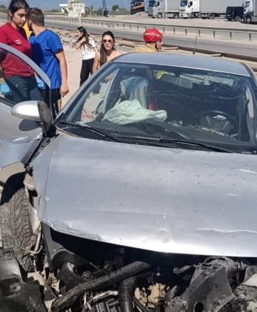 OTOMOBİL BARİYERLERE OK GİBİ SAPLANDI: O ANLAR KAMERADA