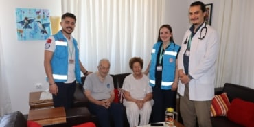 EVDE SAĞLIK HİZMETLERİ GÖNÜLLERE DOKUNUYOR