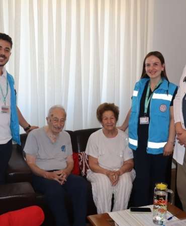 EVDE SAĞLIK HİZMETLERİ GÖNÜLLERE DOKUNUYOR