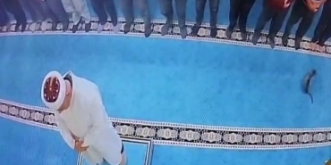 CAMİDE KEDİYİ TEKMELEYEN ŞAHSA SOSYAL MEDYADA TEPKİ YAĞDI: BAŞSAVCILIK HAREKETE GEÇTİ, GÖZALTINA ALINDI