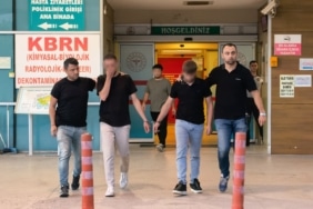 BURSA'DA YAŞLI KADINI 1.5 MİLYON LİRA DOLANDIRAN ÇETE YAKAYI ELE VERDİ KENDİNİ POLİS OLARAK TANITAN ÇETE, 71 YAŞINDAKİ KADINI 1.5 MİLYON LİRA DOLANDIRDI SAHTE POLİSLERİ, GERÇEK POLİSLER YAKALADI