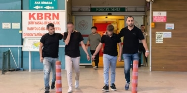 BURSA'DA YAŞLI KADINI 1.5 MİLYON LİRA DOLANDIRAN ÇETE YAKAYI ELE VERDİ KENDİNİ POLİS OLARAK TANITAN ÇETE, 71 YAŞINDAKİ KADINI 1.5 MİLYON LİRA DOLANDIRDI SAHTE POLİSLERİ, GERÇEK POLİSLER YAKALADI