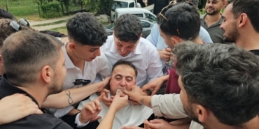 BURSA'DA ASIRLIK DÜĞÜN GELENEĞİ: 200 METREYİ 4 SAATTE GEÇTİLER DAMAT YOLUN ORTASINDA KAHVE PİŞİRDİ, GENÇLER GELİN ARABASININ ÖNÜNDE YEMEK YEDİ