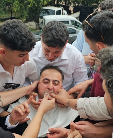 BURSA'DA ASIRLIK DÜĞÜN GELENEĞİ: 200 METREYİ 4 SAATTE GEÇTİLER DAMAT YOLUN ORTASINDA KAHVE PİŞİRDİ, GENÇLER GELİN ARABASININ ÖNÜNDE YEMEK YEDİ