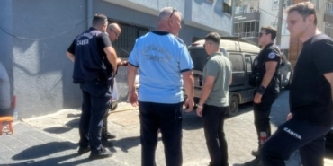 BURSA'DA SEYYAR SATICI DENETİMİNDE ARBEDE: ZABITA MEMURU YARALANDI BURSA'DA DENETİM SIRASINDA ZABITA MEMURU YARALANDI