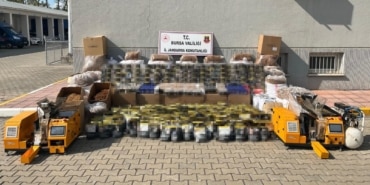 BURSA'DA KAÇAKÇILIK OPERASYONU: 3,2 MİLYON LİRALIK KAÇAK TÜTÜN VE SİGARA ELE GEÇİRİLDİ