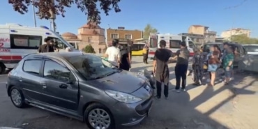 ARACA ÇARPMAMAK İÇİN MANEVRA YAPAN MOTOSİKLETTEKİ 2 GENÇ YARALANDI