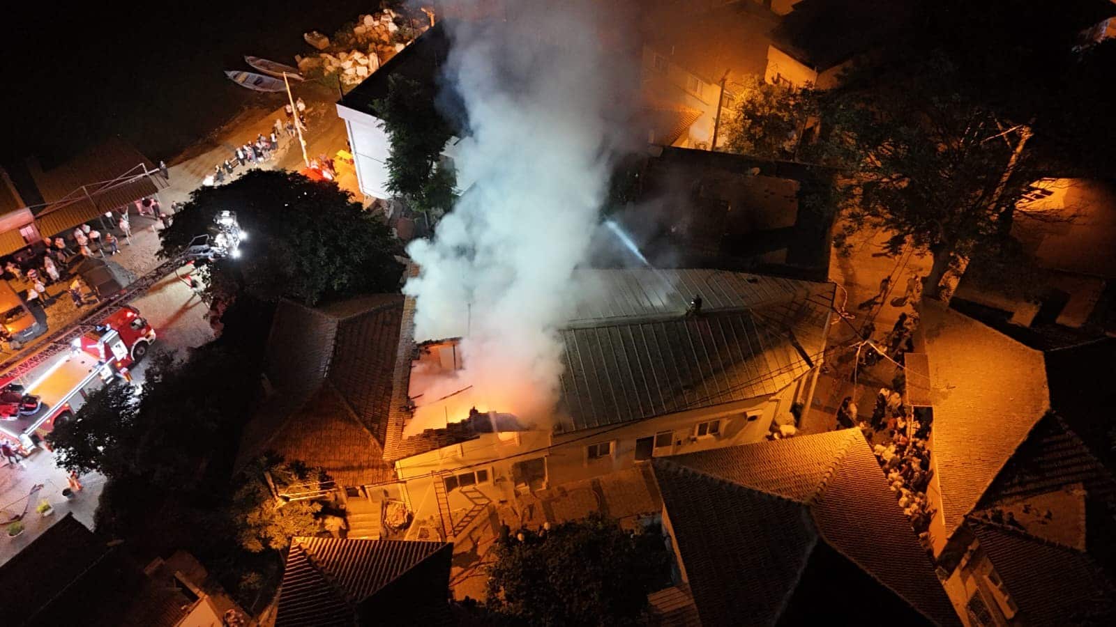 Bursa Gölyazı’da ev yangını geceyi aydınlattı