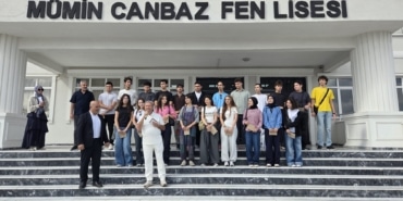 BAŞARILI ÖĞRENCİLERE OKULLARININ İLK GÜNÜNDE TABLET VE TELEFON SÜRPRİZİ