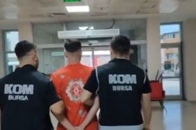 BURSA'DA SUÇ ÖRGÜTLERİNİ ÖVEN PAYLAŞIMLARA OPERASYON: 14 ŞÜPHELİ YAKALANDI BURSA'DA SOKAKLAR ARTIK GÜVENDE GÖZALTINDAKİ ŞAHISLARIN YAPTIĞI SOSYAL MEDYA PAYLAŞIMLARINDA, "BURSA İÇİN MEKAN YAĞMALAMA, MOLOTOFLAMA, ADAM YARALAMA YAPILIR. SAĞLAM KİŞİLER YAZSIN" DEDİKLERİ ORTAYA ÇIKTI PAYLAŞIMLARDA "BURSA İÇİN TETİK İŞİ LAZIM. 2 KİŞİYİZ" İFADELERİ DE DİKKAT ÇEKTİ.
