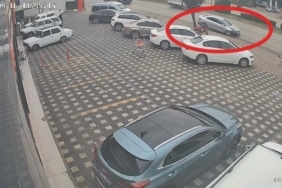 KONTROLDEN ÇIKAN ARAÇ ÖNCE KAMYONETE, SONRA PARK HALİNDEKİ ARAÇLARA ÇARPTI