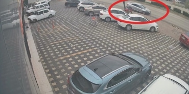 KONTROLDEN ÇIKAN ARAÇ ÖNCE KAMYONETE, SONRA PARK HALİNDEKİ ARAÇLARA ÇARPTI