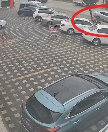 KONTROLDEN ÇIKAN ARAÇ ÖNCE KAMYONETE, SONRA PARK HALİNDEKİ ARAÇLARA ÇARPTI