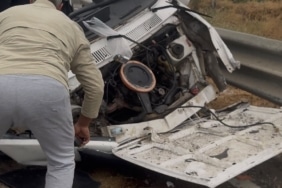 YAĞIŞ SEBEBİYLE KONTROLDEN ÇIKAN OTOMOBİL REFÜJE ÇARPTI: 1 YARALI