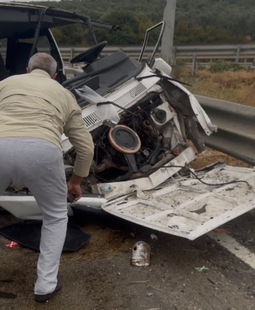 YAĞIŞ SEBEBİYLE KONTROLDEN ÇIKAN OTOMOBİL REFÜJE ÇARPTI: 1 YARALI
