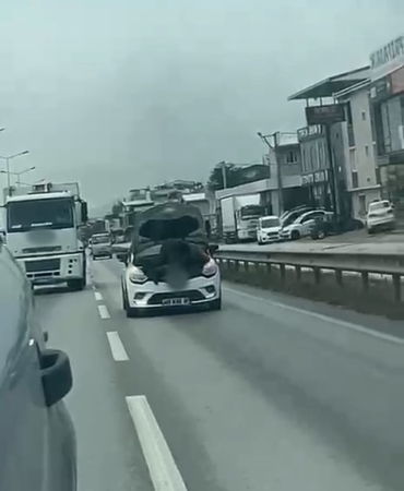 BURSA'DA SEYİR HALİNDEKİ OTOMOBİLİN KAPUTUNU AÇARAK TAMİR YAPTI