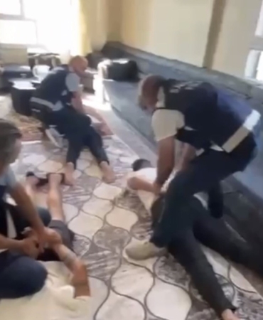 AĞLAYAN KADINI FARK EDEN SAMSUN POLİSİ İZİ ŞANLIURFA'DAKİ BAĞ EVİNE KADAR SÜRDÜ: 2 MİLYON 329 BİN LİRALIK DOLANDIRICILIK YAPANLAR YAKALANDI