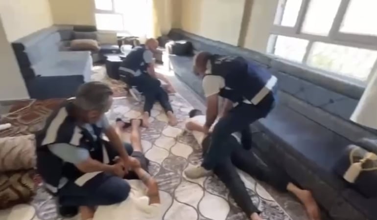 AĞLAYAN KADINI FARK EDEN SAMSUN POLİSİ İZİ ŞANLIURFA'DAKİ BAĞ EVİNE KADAR SÜRDÜ: 2 MİLYON 329 BİN LİRALIK DOLANDIRICILIK YAPANLAR YAKALANDI