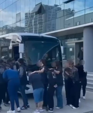 İNTERNETTE KADIN KILIĞINA GİRİP EVLİLİK VAADİYLE KANDIRDILAR, SONRA TEHDİT ETTİLER BURSA'DAKİ SİBER OPERASYONUNDA 10 KİŞİ TUTUKLANDI
