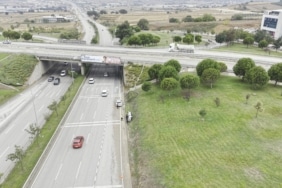 KONTROLDEN ÇIKAN OTOMOBİL YOLDAN ÇIKARAK YAN YATTI