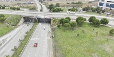 KONTROLDEN ÇIKAN OTOMOBİL YOLDAN ÇIKARAK YAN YATTI
