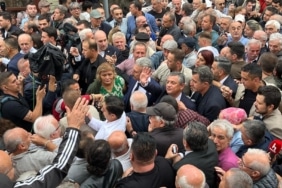 YENİ PARTİ GENEL BAŞKANI ÖZEL: "MİLLETİN KOYDUĞU İSMİ KİMSEYE DEĞİŞTİRTMEYİZ" "SAYIN BOZBEY'İN DE HEM GÖNLÜ HEM BÜTÜN DESTEĞİ BİZİMLE BİRLİKTE" "AÇIKLANDIĞINDA DA BÜYÜK BİR ONURLA YAKASINA YENİ PARTİ ROZETİNİ BEN TAKACAĞIM"
