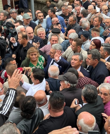 YENİ PARTİ GENEL BAŞKANI ÖZEL: "MİLLETİN KOYDUĞU İSMİ KİMSEYE DEĞİŞTİRTMEYİZ" "SAYIN BOZBEY'İN DE HEM GÖNLÜ HEM BÜTÜN DESTEĞİ BİZİMLE BİRLİKTE" "AÇIKLANDIĞINDA DA BÜYÜK BİR ONURLA YAKASINA YENİ PARTİ ROZETİNİ BEN TAKACAĞIM"