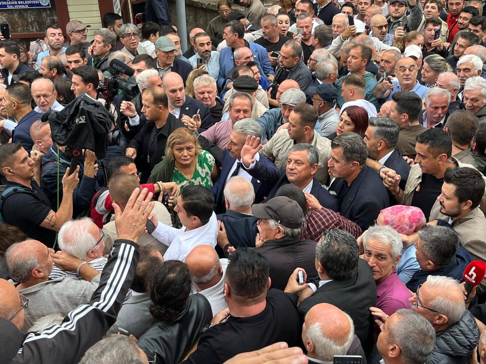 YENİ PARTİ GENEL BAŞKANI ÖZEL: "MİLLETİN KOYDUĞU İSMİ KİMSEYE DEĞİŞTİRTMEYİZ" "SAYIN BOZBEY'İN DE HEM GÖNLÜ HEM BÜTÜN DESTEĞİ BİZİMLE BİRLİKTE" "AÇIKLANDIĞINDA DA BÜYÜK BİR ONURLA YAKASINA YENİ PARTİ ROZETİNİ BEN TAKACAĞIM"