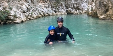BURSA'NIN EN GENÇ KANYONCUSU: 8 YAŞINDAKİ ASYA, ABADİYE KANYONU'NU GEÇTİ
