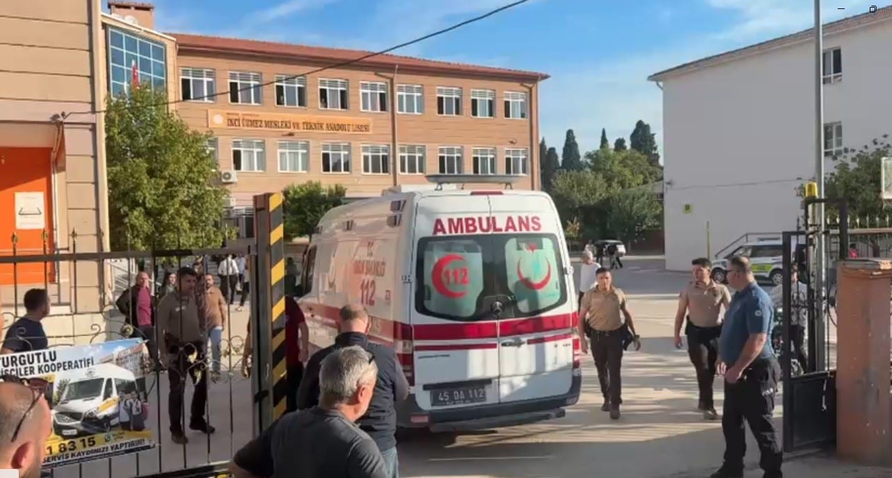 MANİSA'DA OKUL ÖNÜNDE SİLAHLI SALDIRI: YARALI ÖĞRENCİLER VAR