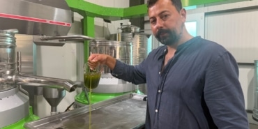 AVRUPA İLAÇ YERİNE İLK HASAT ZEYTİNYAĞI İÇİYOR AVRUPA'NIN İLACI İZNİK'TEN: İLK HASAT ZEYTİNYAĞINA YOĞUN TALEP İLK HASAT YEŞİL ZEYTİNİN SOĞUK SIKIM YAĞINA AVRUPA'DAN YOĞUN İLGİ 11 KİLO YEŞİL ZEYTİNDEN 1 LİTRE YAĞ ELDE EDİP AVRUPA'YA İHRAÇ EDİYOR