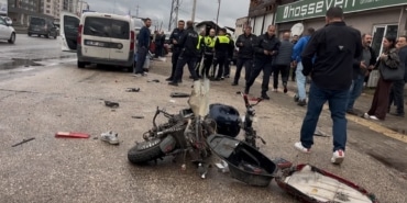 UYARI TABELASININ YANINDA KAZA BİSİKLETLİNİN HAYATINI KAYBETTİĞİ KAZA KAMERADA "TAKİP MESAFESİNİ KORUYUN" TABELASININ KAZA YERİNE ÇOK YAKIN MESAFEDE OLMASI DİKKAT ÇEKTİ