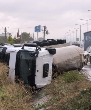 İNEGÖL'DE TUZ YÜKLÜ TIR DEVRİLDİ