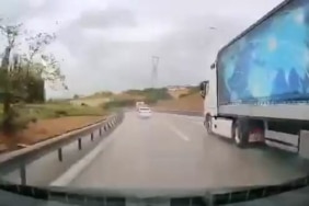 YAĞIŞLI HAVAYA ALDIRMADI, BARİYERLERE BÖYLE GİRDİ BURSA'DA YAĞIŞLI HAVADA HIZ YAPAN SÜRÜCÜ KAZA YAPTI: O ANLAR KAMERADA