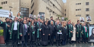 CİNAYETE KURBAN GİDEN AVUKAT HATİCE KOCAEFE DAVASINDA İLK DURUŞMA MESLEKTAŞLARI ADLİYE ÖNÜNDE ADALET İSTEDİ