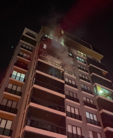 BURSA'DA BİNA YANGINI: MAHSUR KALAN 19 KİŞİ KURTARILDI