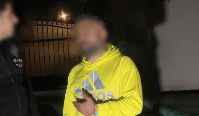 POLİSİN NE 'DUR' İHTARINA NE DE UYARI ATEŞİNE ALDIRMADI: 40 KİLOMETRE KAÇTI, ALKOLLÜ ÇIKTI KAÇTIĞINI UNUTTU, KELEPÇE TAKILINCA "BİZ DE HAİN DEĞİLİZ" DEDİ