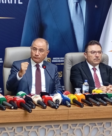 EFKAN ALA'DAN TERÖRSÜZ TÜRKİYE VE YENİ ANAYASA VURGUSU AK PARTİ BAŞKANVEKİLİ EFKAN ALA: "DIŞARIDA, BÖLGEMİZDE TERÖRSÜZ BİR BÖLGE İSTİYORUZ. TÜRKİYE'NİN KENDİ SORUNLARINI KENDİ İRADESİYLE ÇÖZMESİ GEREKİYOR" "KİMSEDEN ÜMİT TAZELEMEYİZ, KİMSEDEN YARDIM DİLENMİYORUZ. ÜÇÜNCÜ GÖZE DE İHTİYAÇ DUYMUYORUZ" "TERÖRSÜZ TÜRKİYE İNŞALLAH PRANGALARINDAN KURTULACAK VE TÜRKİYE FIRSATLARINA ODAKLANACAK" "GELİN BU ANAYASAYI DEĞİŞTİRELİM. ANAYASAYI DEĞİŞTİRİP GARANTİ ALTINA ALALIM. HEM HAK VE ÖZGÜRLÜKLERİ, YAPTIĞIMIZ DÜZENLEMELERİ HEM İŞLEYEN BİR MEKANİZMAYI HAYATA GEÇİRELİM" "ADALETSİZLİĞİN VE SEFALETİN OLDUĞU BİR DÜNYADA BU SORUMLULUKLARI YERİNE GETİRMEMİZİN EN ÖNEMLİ VE EN MALİYETSİZ YOLU; İÇERİDE GÜÇLÜ BİR SİYASET, DIŞARIDA GÜÇLÜ BİR DİPLOMASİDİR"