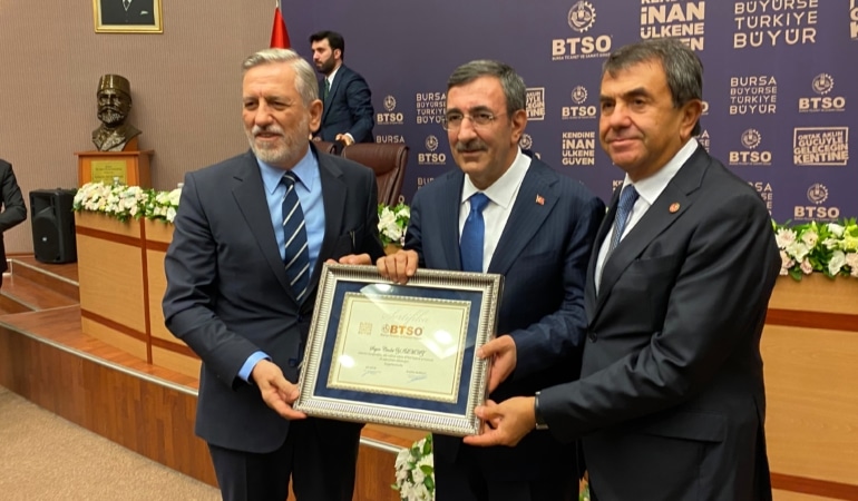 CUMHURBAŞKANI YARDIMCISI YILMAZ BURSA İŞ DÜNYASININ TEMSİLCİLERİYLE BİR ARAYA GELDİ CUMHURBAŞKANI YARDIMCISI CEVDET YILMAZ: "MAL VE HİZMET İHRACATIMIZ 405 MİLYAR DOLARA ULAŞTI"