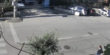 BURSA'DA TIR, DAR SOKAKTA DÖNÜŞ YAPARKEN GİYSİ TOPLAMA KUTUSUNA DEVİRDİ