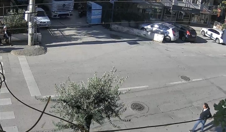 BURSA'DA TIR, DAR SOKAKTA DÖNÜŞ YAPARKEN GİYSİ TOPLAMA KUTUSUNA DEVİRDİ