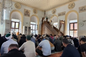 CUMA HUTBESİ'NDE SOSYAL MEDYA UYARISI: "BİR PAYLAŞIM YILLARCA TAŞINACAK YARAYA DÖNÜŞEBİLİR"